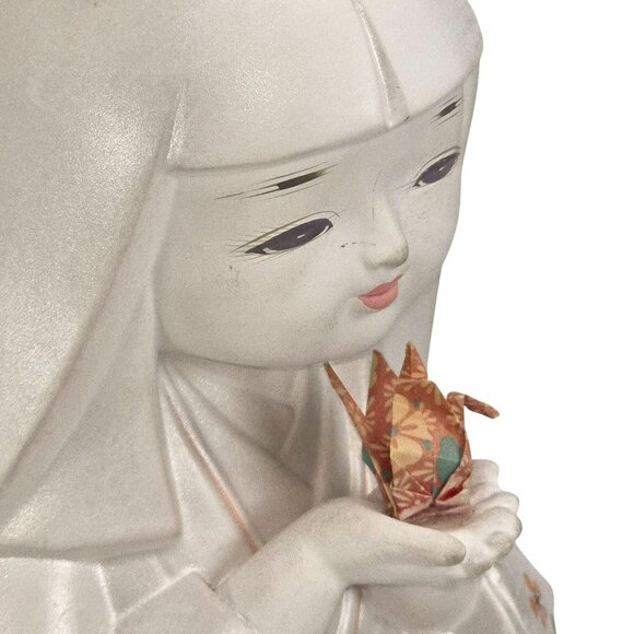 Vintage Japanese Ceramic Figurine White Kneeling Girl With Origami Crane JE370 - Picture 9 of 11